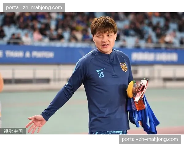 特写:南通支云老将汪嵩替补登场,创中国顶级联赛最年长出场纪录。 特写:南通支云老将汪嵩替补登场,创中国顶级联赛最年长出场纪录。