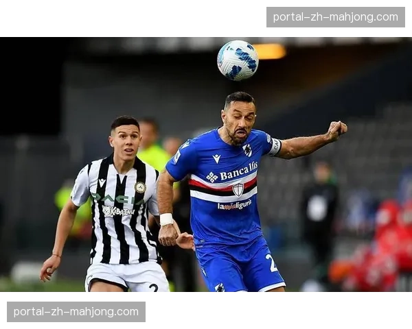 突发:乌迪内斯主场因球迷向场内投掷烟雾弹比赛中断15分钟 突发:乌迪内斯主场因球迷向场内投掷烟雾弹比赛中断15分钟