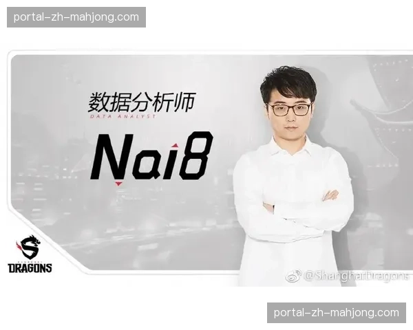 替补席后方，数据分析师实时向助教传递对手进攻倾向图表